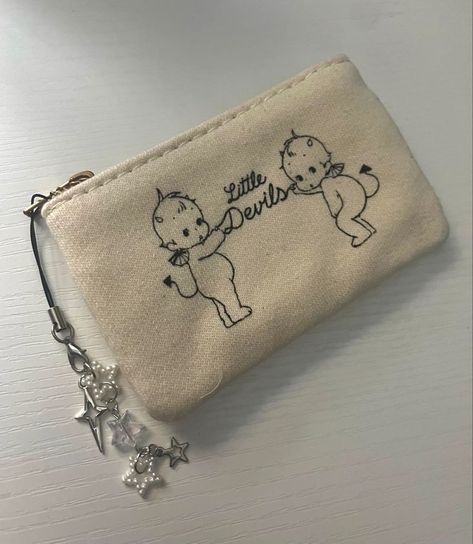 Make Up Pouch Aesthetic, Backpack Keychains Aesthetic, Bag Keychain Aesthetic, Tote Bag Keychain, Aesthetic Pouch, Pouch Aesthetic, Wallet Aesthetic, Keychain Aesthetic, Pouch Keychain