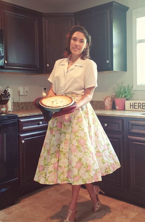 50s Housewife Outfit, 1950s Housewife Aesthetic, 1950s Housewife Fashion, 50s Housewife Dress, Rock N Roll Dress, 50s Housewife, Housewife Dress, 1950s Fashion Women, 1950s Pinup