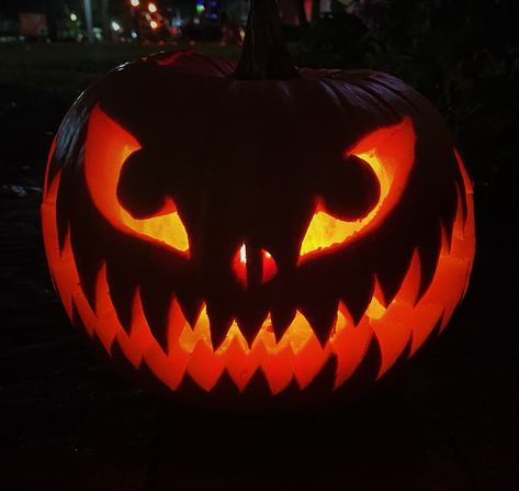 Pumpkin carved with a scary face. Pointy tooth smile. Jack o’lantern. Idea for carving pumpkins. Halloween craft. Halloween activity. Creepy Jack O Lantern Faces, Jack O Latern Face, Scary Face Pumpkin Carving, Scary Jack O Lantern Faces, Pumpkin Mouth, Pumpkin Face Carving, Scary Jack O Lantern, Pumpkin Carving Halloween, Pumpkin Eyes