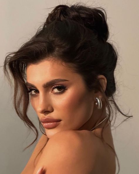 Hey Kylie 👋🏼 Kylie Jenner Slick Back Bun, Kylie Updo, Kylie Jenner Hair Bun, Kylie Jenner Hair Updo, Kylie Jenner Messy Bun, Kylie Jenner Hair Up, Kylie Jenner Makeup 2024, Loose Bun, Jenner Hair