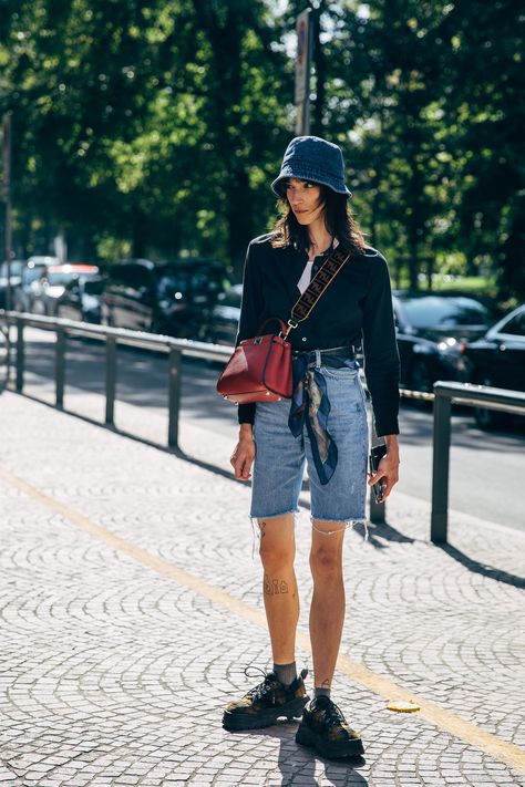 Bermuda Shorts Outfit Street Styles, Long Shorts Outfits Women, Denim Bermuda Shorts Outfit, Bermuda Shorts Outfit, 2020 Street Style, Milan Fashion Week Street Style, Shorts Outfits Women, Shorts Outfit, Mode Ootd