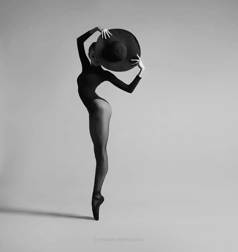 Yevgeniy Repiashenko, Modern Dance Photography, Ballerina Poses, Dance Picture Poses, Dancer Photography, Ballet Beauty, Dance Photography Poses, Beautiful Photoshoot Ideas, Ballet Poses