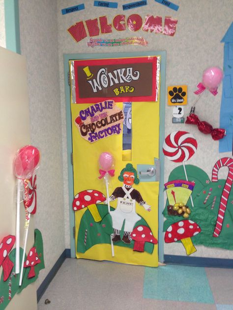 Vanessa's willy Wonka door Willy Wonka Classroom Door, Willy Wonka Art Projects For Kids, Willy Wonka Door Decorations, Peep Diarama, Charlie And The Chocolate Factory Crafts, Willy Wonka Halloween, Candy Theme Classroom, Roald Dahl Activities, Chocolate Activities