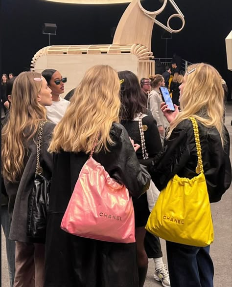 Chanel Backstage, Chanel 22 Bag, Aw 2024, Chanel 22, Campus Outfit, Dream Bags, Street Style Bags, Rose Depp, French Girls