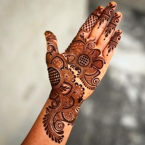 Inner Palm Henna, Palm Henna Designs Simple, Henna Tattoo Design, Yoga Strong, Mehndi Design Easy, Palm Henna, Website Home Page, Rangoli Simple, Mehndi Designs Bridal Hands