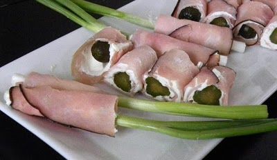 Polish Roses ~ gerkins and green onions wrapped in ham "old school".  These appetizers are easy and always a favorite! Ham And Pickle, Appetizers Easy Dips, Football Appetizers, Holiday Party Appetizers, Healthy Appetizers Easy, Homemade Ham, Football Snacks, Appetizers For A Crowd, Appetizers Easy Finger Food