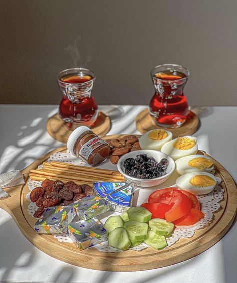 Amazing Food Platters, Turkish Breakfast, Snack Platter, Party Food Platters, Food Vids, Healthy Food Motivation, Healthy Lifestyle Food, Food Displays, Persian Food