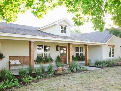 Veranda Design, Farmhouse Front Porch, Farmhouse Front Porches, Building A Porch, American Farmhouse, European Farmhouse, Farmhouse Porch, Exterior Makeover, Casa Exterior