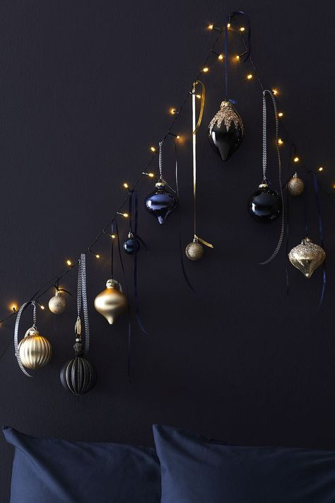 Navy Christmas, Blue Christmas Decor, Deco Table Noel, Dark Christmas, Studio Foto, Gold Christmas Decorations, Unique Christmas Trees, Christmas Mantels, Black Christmas