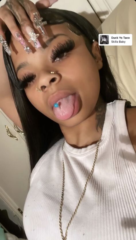 Cute Piercings Tongue, Snake Eyes Tongue Piercing Black Women, Baddie Piercing Ideas, Tounge Piercing Black Women, Piercing Aesthetic Face, Frog Bites Piercing, Tongue Piercing Black Women, Piercing Ideas Black Women, Tongue Piercing Ideas