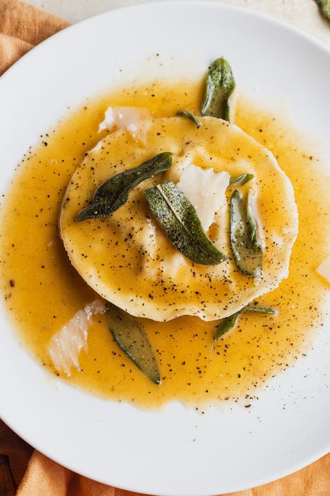 A step-by-step guide to making delicate egg yolk ravioli with creamy ricotta cooked in a brown butter sauce. Butter And Sage Sauce, Brown Butter Sauce Recipe, Egg Yolk Ravioli, Brown Butter Sage Sauce, Brown Butter Sage, Sage Sauce, Mushroom Ravioli, Ricotta Ravioli, Carbonara Sauce