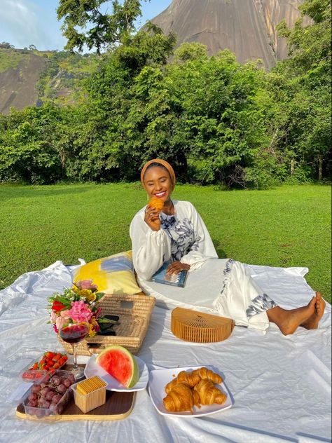 Nigeria Picnic Ideas, Nigerian Picnic, Garden Picnic Aesthetic, Picnic Food Ideas Aesthetic, Nigeria Aesthetic, Fashion Lifestyle Aesthetic, Shoot Moodboard, Picnic Pictures, Picnic Inspo