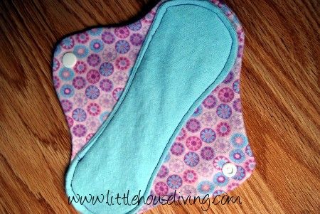 homemade cloth pads Reuseable Pads, Reusable Feminine Pads, Diy Cloth Pads, Cloth Pad Pattern, Feminine Pads, Cloth Menstrual Pad, Period Pads, Mama Cloth, Reusable Pad