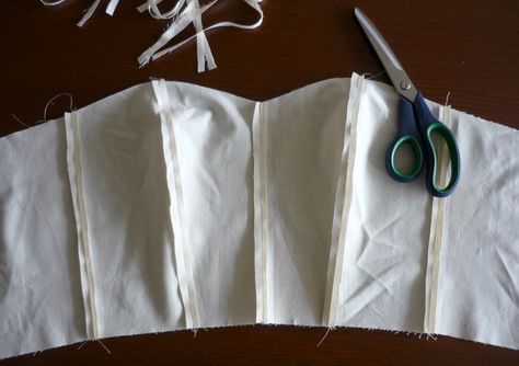 Boning - supports the desired shape and prevents wrinkling of the corset fabric. Bones, and the substances used for the purpose, are often generically called boning. Bodice Tutorial, Sewing Bee, Boned Bodice, Diy Vetement, Sewing Blogs, Couture Sewing, Sewing Lessons, Pattern Drafting, Year 11