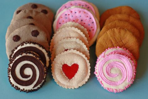 All In One Days Time: Felt Cookie Round-up Felt Cookies, Play Kitchen Food, Felt Food Patterns, Felt Cake, Food Cookies, Felt Play Food, Pretend Food, Toy Food, Food Patterns