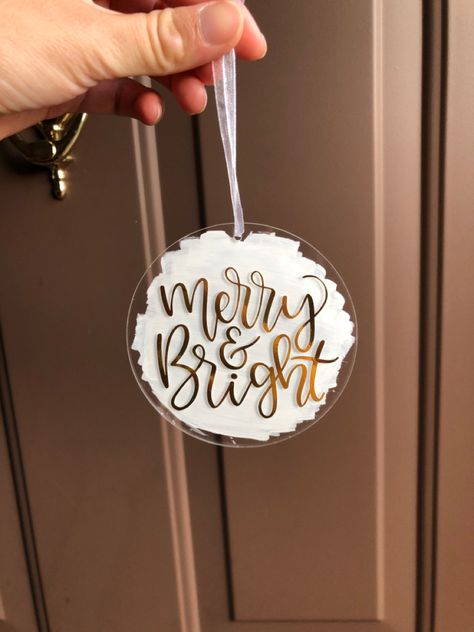 Diy Ornaments Vinyl, Diy Acrylic Disc Christmas Ornaments, Wood Circle Ornaments Cricut, Cricut Vinyl Ornaments, Diy Vinyl Christmas Gifts, Homemade Christmas Ornaments Cricut, Flat Ornaments Vinyl, Cricut Name Ornaments, Ornament Ideas Vinyl