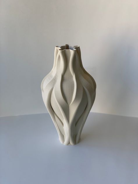 Vases made from a 3D printer in a variety of colors and. #Unique_Vases_Ceramic #Unique_Vase_Shapes #Fancy_Vase #Vase_Sculpture Unique Vases Ceramic, Unique Vase Shapes, Vase 3d Print, 3d Printed Vase, Fancy Vase, Cool Vase, Vase Sculpture, 3d Ceramic, Ceramic Sculpture Figurative