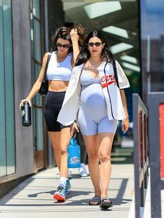 Pregnant Street Style, Lauren Perez, Pregnant Style, People Crowd, Fitness Wear Outfits, Jenner Style, Arab Fashion, Chrissy Teigen, Kendall Jenner Style