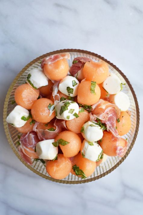 Bridal shower food idea - prosciutto melon caprese recipe {Courtesy of one brass fox} Easy Bridal Shower Food Appetizers, Bridal Shower Food Appetizers, Easy Bridal Shower Food, Paleo Appetizer Recipes, Staple Meals, Prosciutto Melon, Caprese Recipe, Feta Bites, Toothpick Appetizers