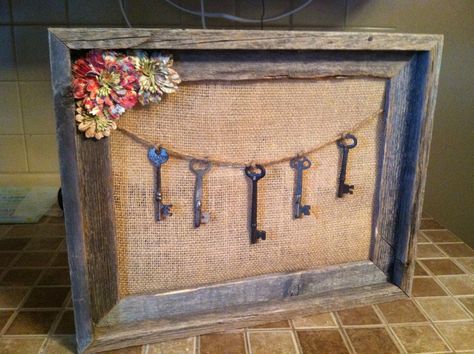 Empty frame, burlap, twine and old skeleton keys.  Embellished with paper flowers.:) Skeleton Key Crafts, Old Key Crafts, Frame Projects, Key Crafts, Empty Frame, Burlap Projects, Key Projects, Empty Frames, Old Keys