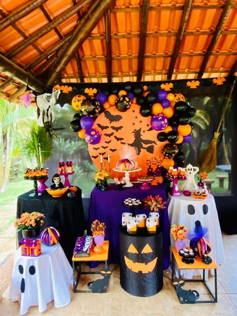 Halloween Party Wall Decor, Halloween Birthday Centerpiece Ideas, Festa Hotel Transylvania, Halloween Party Centerpieces, Witch Halloween Party, Buffet Halloween, Halloween Toddler Party, Décoration Table Halloween, Halloween Party Backdrop