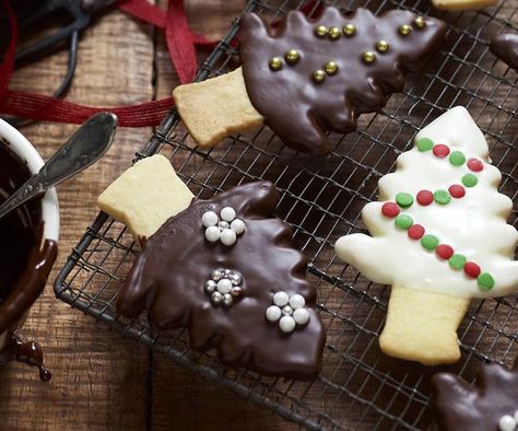 Nothing says Christmas like shortbread and these adorable Christmas tree shaped biscuits take it to the next level. Buttery, sweet and choc-coated Edible Christmas Gifts, Christmas Shortbread, Christmas Food Gifts, How To Make Christmas Tree, Shortbread Recipes, Recipe Sweet, Spice Cookies, Edible Gifts, Seasonal Food