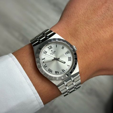 Tudor Royal 38: A blend of elegance and functionality, perfect for everyday wear with a touch of luxury. 📸 @lesabre.eu #tudorwatch #tudorwatches #tudorroyal #tudorroyal38 #luxurywatches #affodablewatches #swisswatches #timezone365 Tudor Royal, Tudor Watches, Tudor Watch, Swiss Watches, Luxury Watches, Everyday Wear, How To Wear