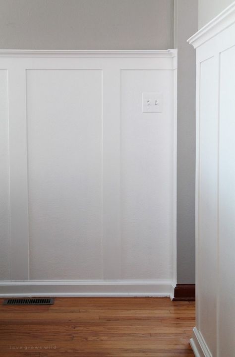 Are you looking for the perfect way to add some rustic style to your walls?  Don't miss these 12 BRILLIANT ways to dress your walls with wood!!! Lambriseringen Gang, Wainscoting Height, Wainscoting Hallway, Wainscoting Stairs, Painted Wainscoting, Wainscoting Bedroom, Wainscoting Bathroom, Dining Room Wainscoting, Diy Wood Wall