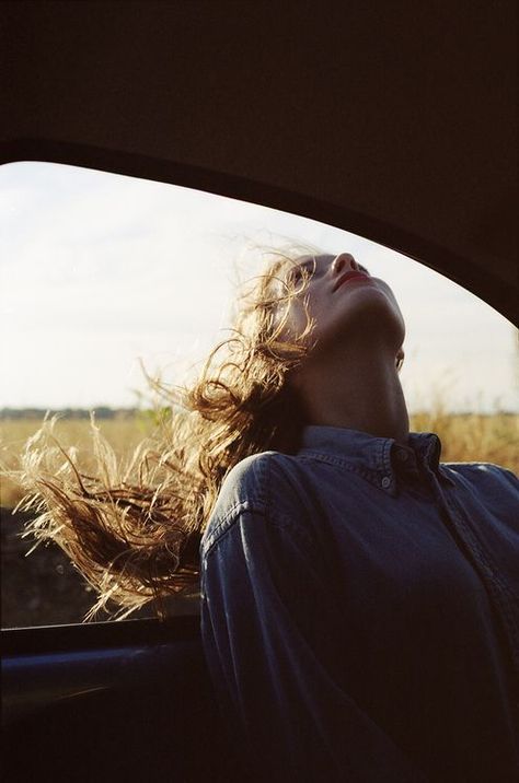 windblown Blowing In The Wind, Foto Poses, Foto Vintage, Summer Bucket Lists, Elle Fanning, Her Eyes, 인물 사진, Photography Inspo, Looking Up