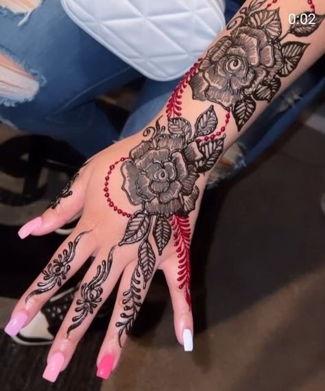 Black henna
Red henna
Eid henna inspo Henna Sleeve, Cute Henna Designs, Cute Henna Tattoos, Henna Style Tattoos, Henna Inspo, Red Henna, Henna Inspired Tattoos, Henna Nails, Cute Henna