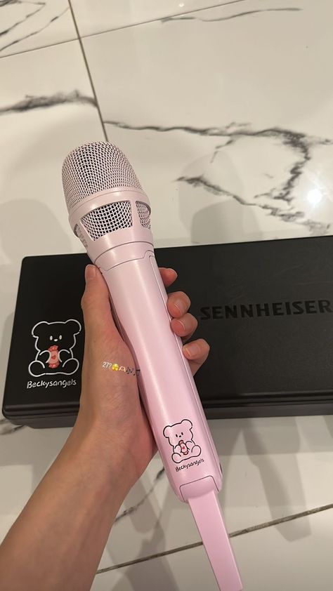 Microphone Aesthetic, Pink Microphone, Youtube Equipment, Music Mic, Kpop Soloist, I Am A Singer, Dance Dreams, Music Studio Room, Music Career