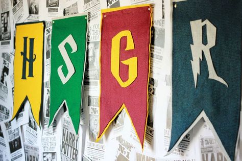 Hogwarts House Flags Harry Potter House Banners Diy, Harry Potter House Flags Diy, Harry Potter Flags Hogwarts Houses, Harry Potter House Banner Printable, Diy Harry Potter Banners, Hogwarts House Banners, Harry Potter Party Ideas Games, Harry Potter Flags, Harry Potter Banners