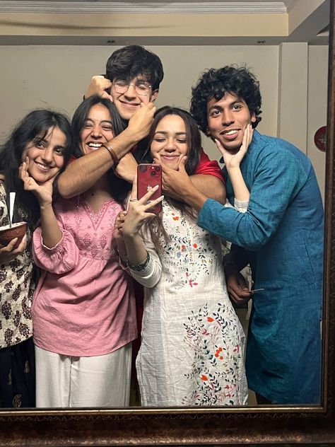 Cousin Pics Group Poses, Cousins Photo Poses, Friend Group Photo Ideas Aesthetic, Photoshoot With Cousins, Selfie Group Poses, Aesthetic Group Photo Ideas, Photo Ideas With Cousins, Desi Cousin Aesthetic, Cousin Poses Photography