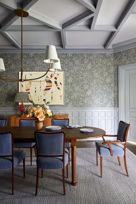 Tour a Gracious Victorian That Seamlessly Combines Styles – Frederic Magazine Zen Dining Room, Dining Room Inspiration Modern, Classy Dining Room, Timeless Dining Room, Colonial Revival House, Dining Room Victorian, Dining Room Wainscoting, Traditional Dining Rooms, Dining Room Wallpaper