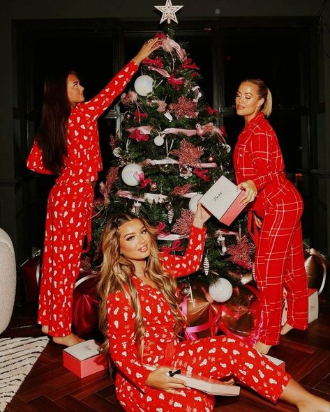 Christmas Friends Photoshoot, Christmas Pajama Pictures, Christmas Goals, App Filter, Christmas Friends, Christmas Pj, Tie Matching, Airbrush App, Boux Avenue