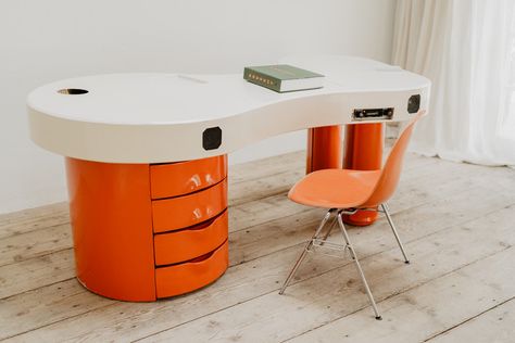 Funky Desk, Funky Desks, 60s Space Age, Leather Couch, Bar Height, The 1980s, Space Age, Vintage 60s, House Inspiration