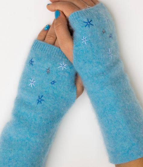 Felted Sweater Crafts, Old Sweater Crafts, Gloves Diy, Sweater Mittens, Recycled Sweater, Recycled Sweaters, Old Sweater, Fingerless Mitts, Upcycle Sweater