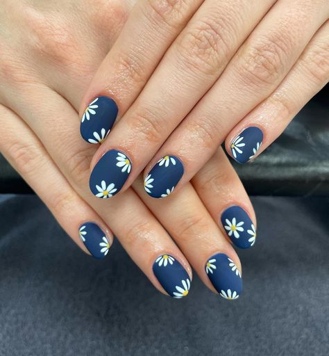 Posted by Zoe Scott: Today, I'm all about celebrating the simple elegance of short rounded nails. These beauties are not just trendy; they're a practical, fuss-free option... Blue Nail Art For Short Nails, Maize And Blue Nails, Matte Blue Nails Design, Short Navy Nails, Short Round Nails, Blue Coffin Nails, Daisy Nail Art, Dark Blue Nails, Navy Nails