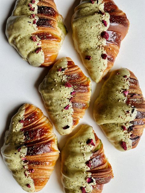 Types Of Croissants, Croissant Decoration Ideas, Matcha Croissant Recipe, Croissant Topping Ideas, Dipped Croissant, Croissant Topping, Bread Plating, Sweet Croissants, Croissant Filling