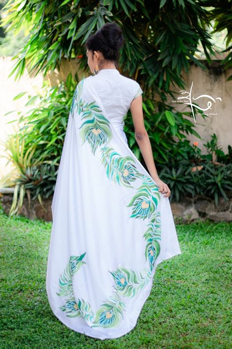 🍃🦚The pride of the peacock is the glory of god...the six yards of elegance with peacock wings bloom the uniqueness of green gold.. 🦚🍃 . #Agraa 🇱🇰 👇 DM_us for appointments and more inquiries 💬 https://www.facebook.com/Agraa2020/ 📞0710817689 Peacock Hand Painted Suit, Peacock Dress Design, Bathik Saree, Plane Saree, Haldi Dress Ideas, Digital Saree, Peacock Wings, Painted Pillows, Fabric Colour Painting