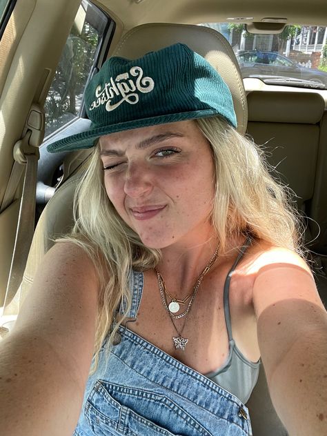 Flat Hat Outfit Women, Snapback Hat Outfit For Women, Granola Hats, Granola Hat, Surfer Hat, Corduroy Hats, Granola Fits, Skater Fits, Hat Aesthetic