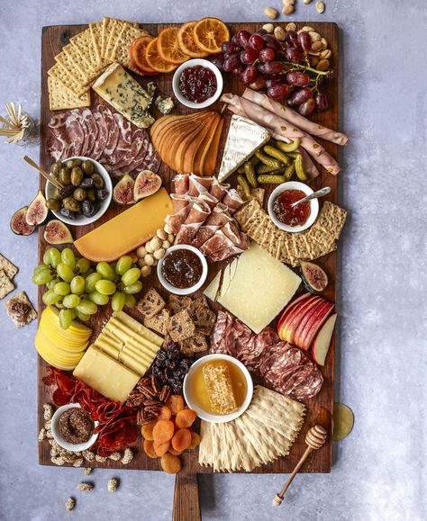 Meat Cheese Platters, Plateau Charcuterie, Cheese Table, Cranberry Cheese, Charcuterie Inspiration, Kinds Of Cheese, Charcuterie Cheese, Charcuterie Platter, Party Food Platters