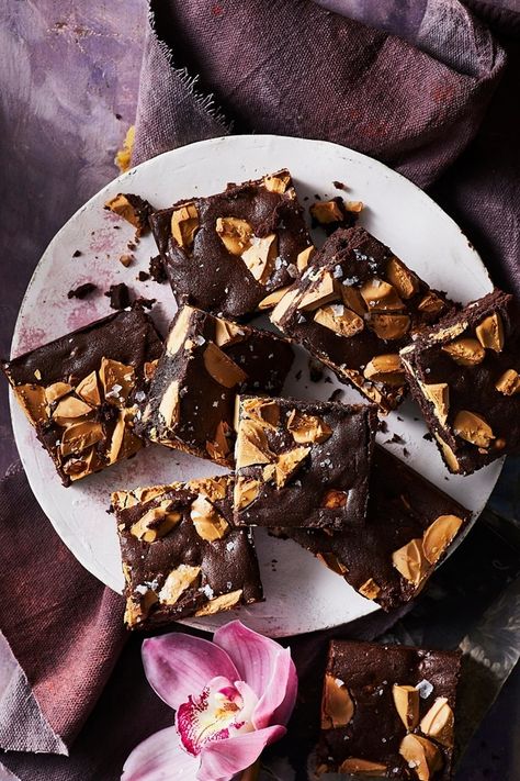 Macadamia Brownies, Easy Brownie Recipes, The Best Brownie Recipe, Gardens Australia, Brownie Treats, Caramelized White Chocolate, Slow Cooker Recipes Dessert, Best Brownie Recipe, Decadent Chocolate Desserts