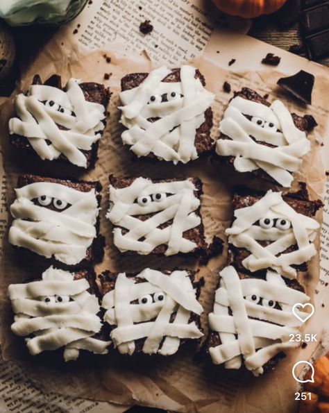 Halloween Food Photography, Mummy Brownies, Decorated Brownies, Halloween Treats To Make, Halloween Brownies, Spooky Halloween Food, Kitchen Witch Recipes, Moody Food Photography, Halloween Breakfast