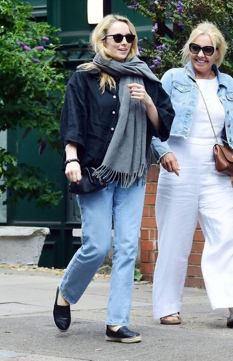 Flat Espadrilles Are Popular Among Celebs Like Lily James | Who What Wear Outfit With Espadrilles Flats, Espadrille Flats Outfit, Tory Burch Espadrilles Outfit, Flat Espadrilles Outfit, Chanel Espadrilles Outfit, Outfit With Espadrilles, Espadrilles Outfit, Flat Shoes Outfit, Cream Espadrilles