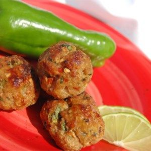 Thai Chicken Balls Thai Chicken Meatballs, Healthy Homemade Snacks, Chicken Balls, Ground Chicken Recipes, Chilli Chicken, Thai Chicken, Chicken Meatballs, Sweet Chili Sauce, Homemade Snacks