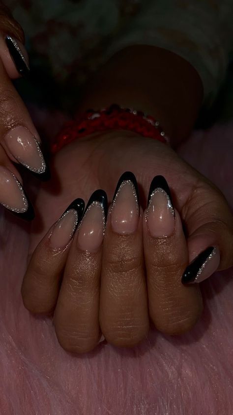 Black Theme Nails Acrylic, Nails Inspiration Black And Silver, Black And Silver Nails French Tip, Gel French Tip Nails Oval, Black And Silver Almond Nails Designs, Black And Sparkle Acrylic Nails, Dip Nail Ideas Black, Pink Nails Black French Tip, Simple Black Nails Designs