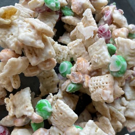 Sue Garrett on Instagram: “Mama Sue makes CHRISTMAS CRUNCH. The recipe is live on my website. #mamasuessouthernkitchen #saltandlight #southerncooking #cookingathome…” Christmas Crunch, Air Fryer Recipes Appetizers, Chex Mix Recipes, Salty Treats, Dump Meals, Chex Mix, Simple Gift, Christmas White, Christmas Snacks