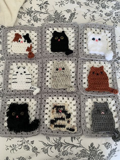 Kitty Blanket Crochet, Crochet Cat Decor, Kitty Granny Square, Cat Granny Square Crochet, Cat Granny Square, Granny Square Cat, Paw Crochet, شال كروشيه, Crochet Cat Pattern