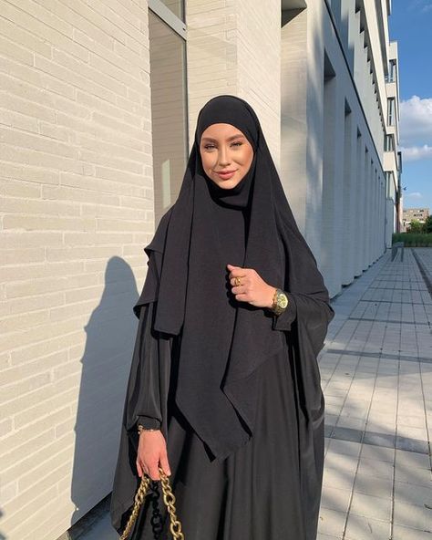 Halal Clothes, Outfit Full Black, Black Jilbab, Black Hijab Outfit, Jilbab Outfits, Hijab Model, Black Hijab, Kaftan Designs, Hijab Fashion Inspiration